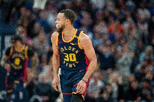 水花兄弟！库里单赛季2次投进12+三分 追平克莱并列历史第一