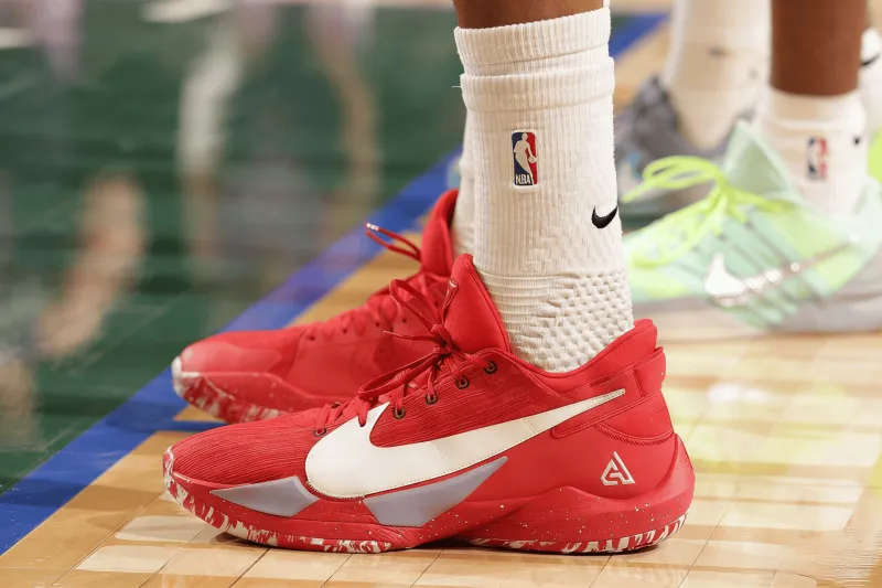 阿德托昆博穿着红色Freak2，得到25分8篮板5助攻1抢断